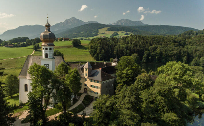 Kloster Höglwörth, im Hintergrund der Hochstaufen