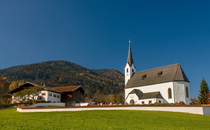 Die Pfarrkirche St. Jakobus in Aufham im Sommer