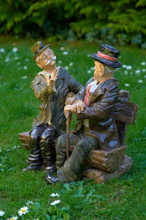Ein Abendplausch im Garten, Töpferarbeit von Hausherr Karl Käufl