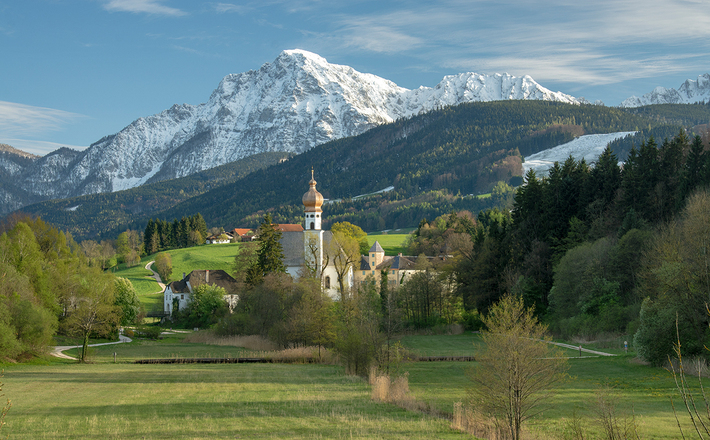 Höglwörth mit dem Hochstaufen im Hintergrund