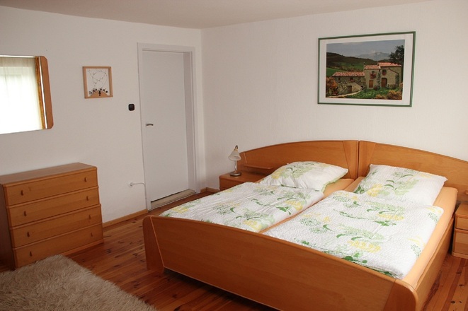 Schlafzimmer mit Doppelbett