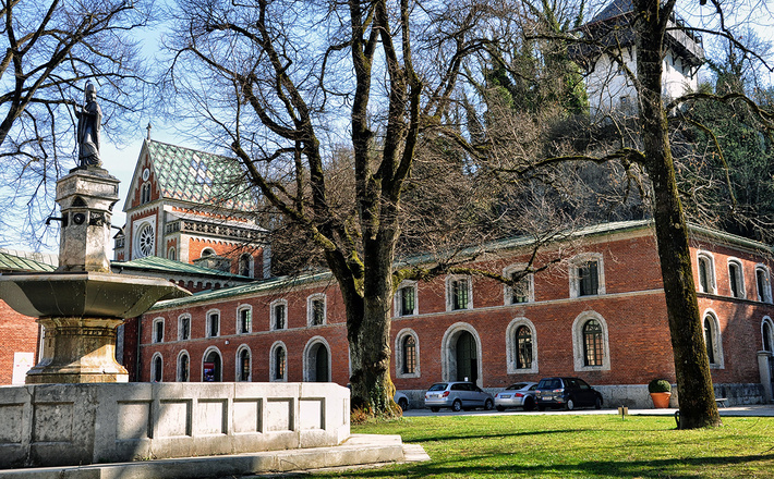 Kunstakademie in der Alten Saline mit St Rupertus-Brunnen