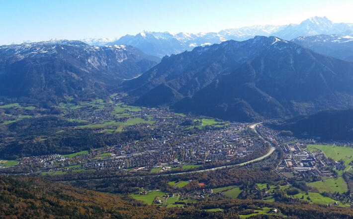 Hoch über den Dächern der Alpenstadt