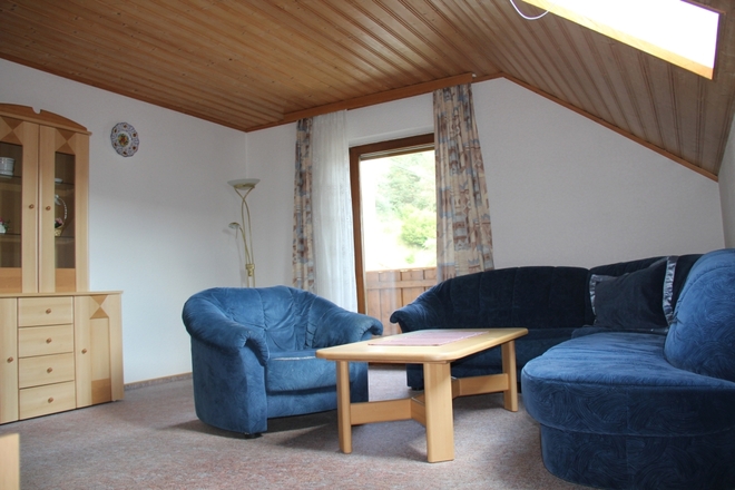 Wohnzimmer mit Balkon