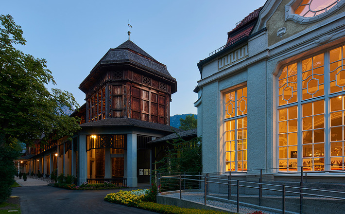 Abends am Gradierhaus im Königlichen Kurgarten