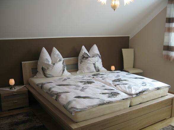 Schlafzimmer mit Doppelbett Ferienwohnung Mendler