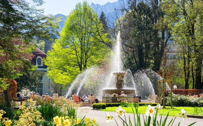 Entspannen am AlpenSole Brunnen vor dem Gradierhaus