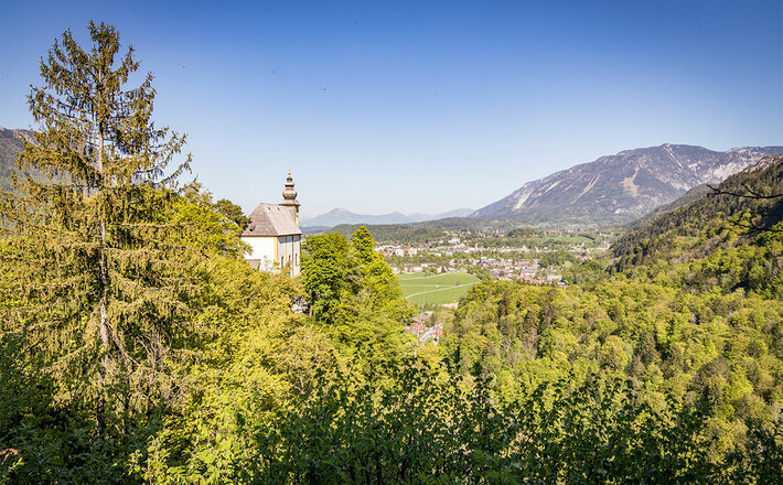 Das Pankraz Kircherl mit Blick auf Bad Reichenhall