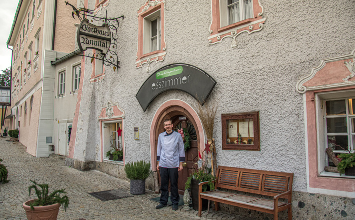 Maximilian Kühbeck vor seinem Esszimmer