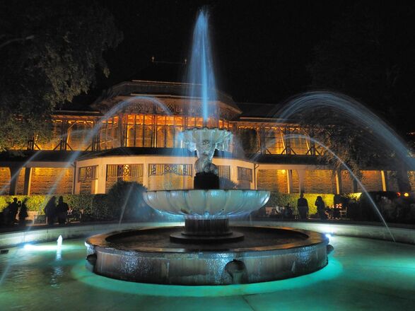 Herrliche Stimmung am Brunnen bei Nacht