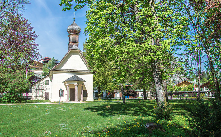 Die Kapelle steht in einem Park