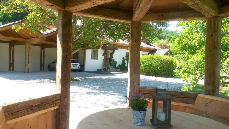 Haupteingang und Carports