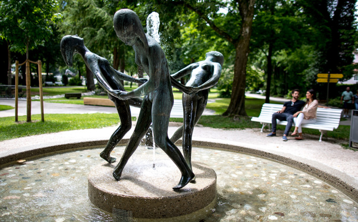 Drei Grazien: Brunnen im Ortenaupark