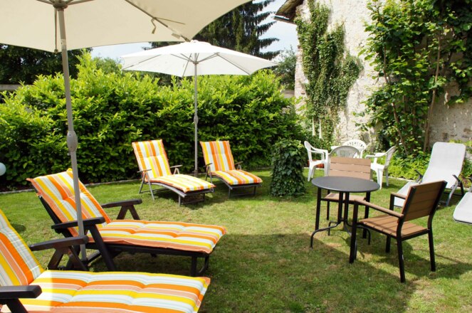 Gastgarten mit Liegen und Sitzgarnituren