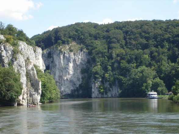 Schiff beim Donaudurchbruch in Weltenburg im Altmühltal