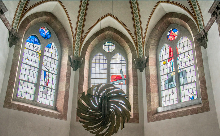 Glasfenster des Künstlers Rudolf Büder