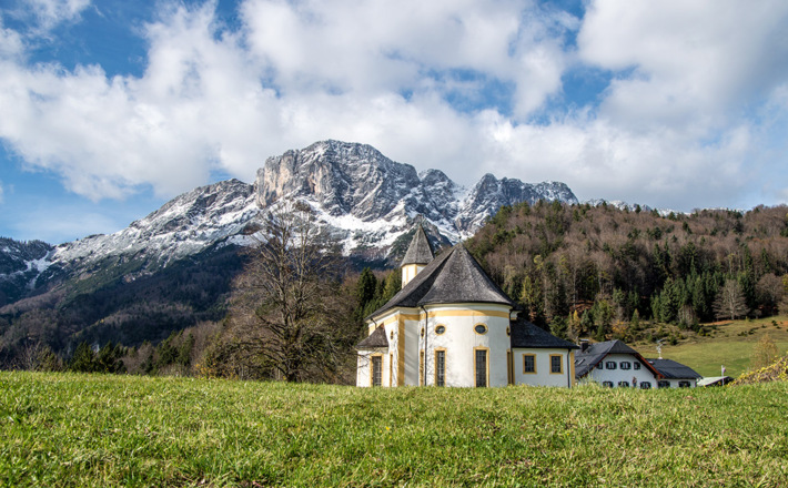 Kirche und Wirtshaus vor dem Untersberg
