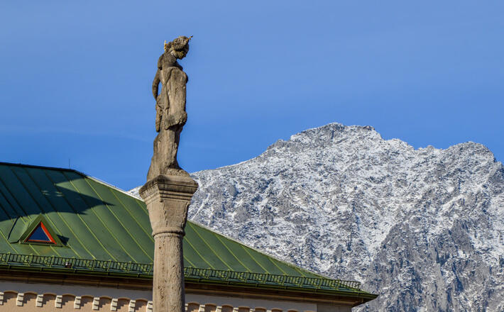 Die Bavaria auf dem Wittelsbacherbrunnen, im Hintergrund der Hochstaufen