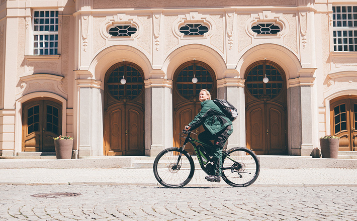 Mit dem Rad am Königlichen Kurhaus vorbei