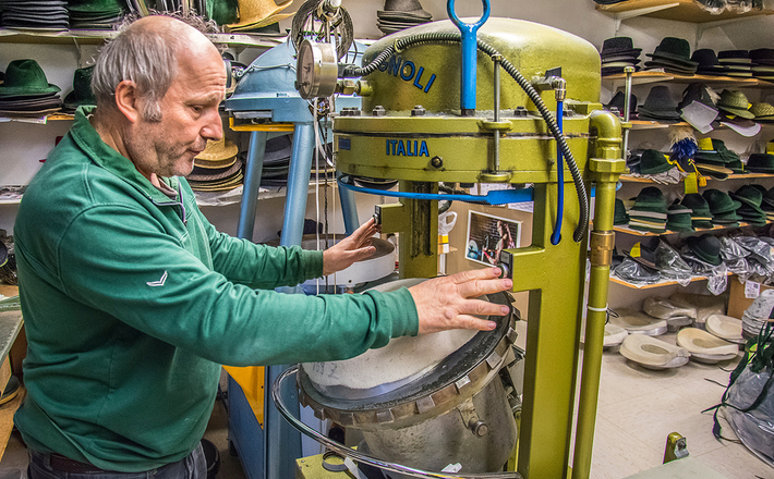 Hutmacher Lothar Braun bei der Arbeit