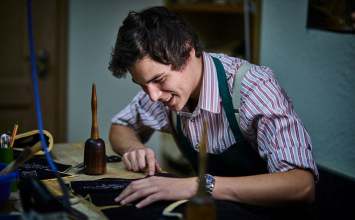 Der Lederhosenmacher bei der Arbeit