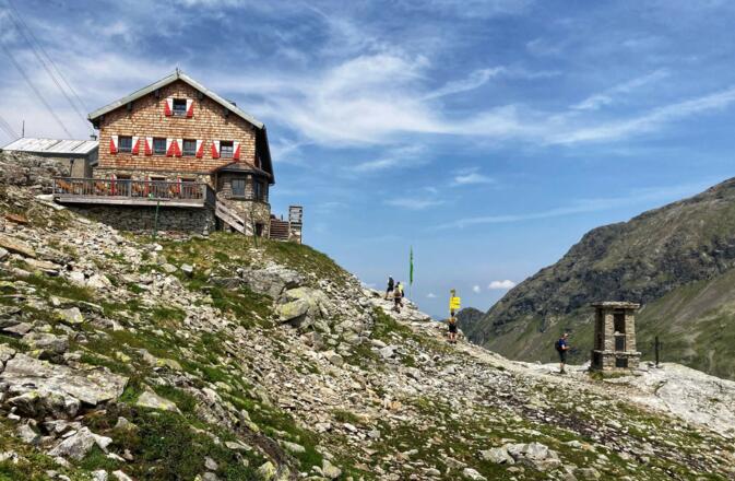 St. Pöltner Hütte am Felbertauern mit Glockenturm und Tauernkreuz