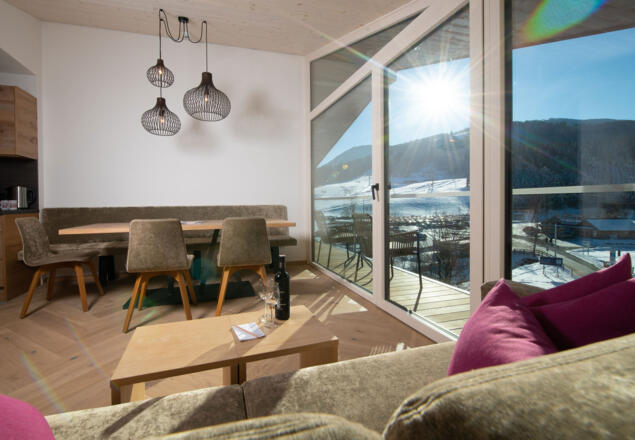gemütliche Sitzecke mit wunderschönem Ausblick im Harmls Appartement Sinfonie