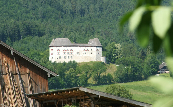 Das Schloss Staufeneck am Fuße des Hochstaufen