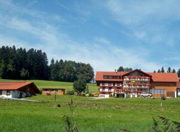 Bauernhof Wiedemann aus der Ferne im Sommer