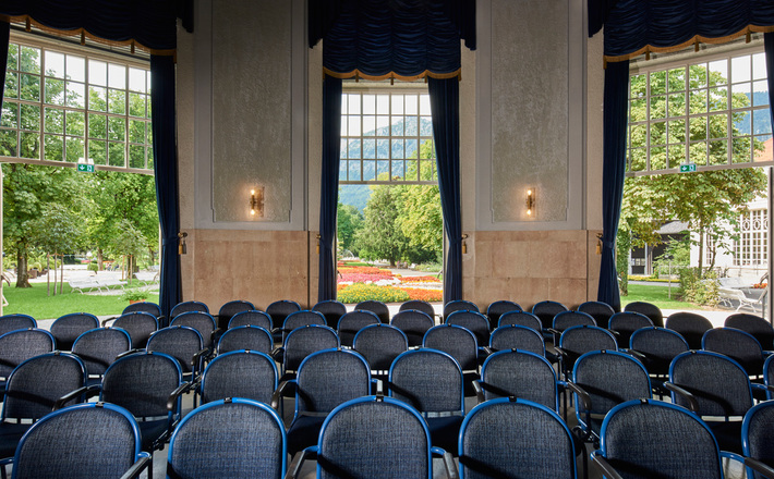 Blick aus der Konzertrotunde in den Kurgarten