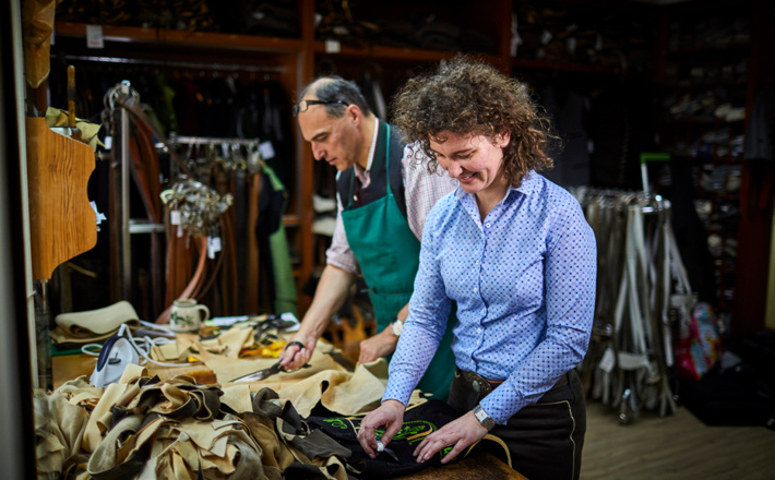 Franz Stangassinger und seine Frau in der Lederhosen Werkstatt