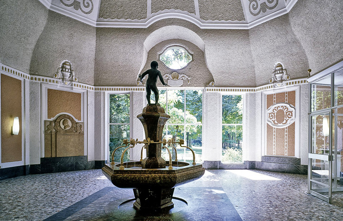 AlpenSole -Brunnen in der Wandelhalle