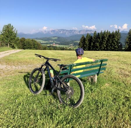 Bank zum ausrasten nach kurzen steilen Anstieg