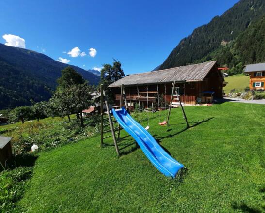 Rutsche und Schaukel