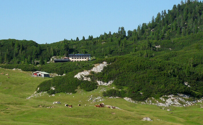 Die Neue Traunsteiner Hütte auf dem Hochplateau der Reiter Alm