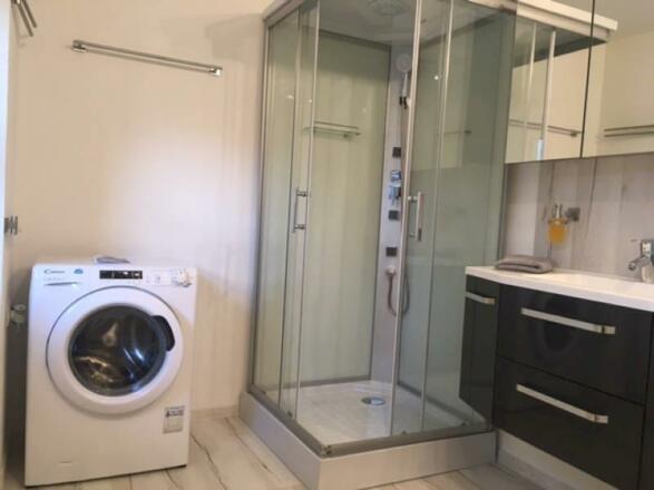Badezimmer mit Waschmaschine