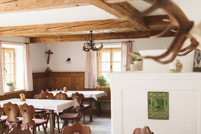 Forsthaus Adlgaß Gaststube mit Kachelofen