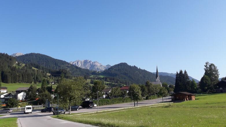 An St. Martin geht es vorbei zum nächsten Übergang