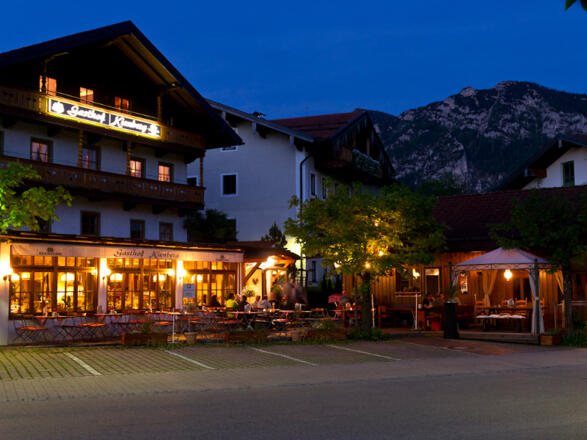 Unser Haus bei Nacht