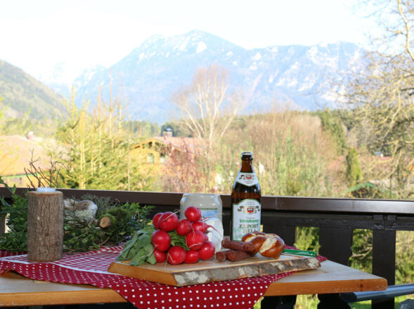 Brotzeit auf dem Balkon