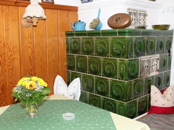 Aufenthaltsraum mit Kachelofen