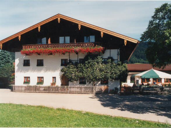 Hausansicht im Sommer