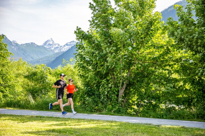 Rasant geht's entlang der Enns im kühlenden Schatten der Bäume