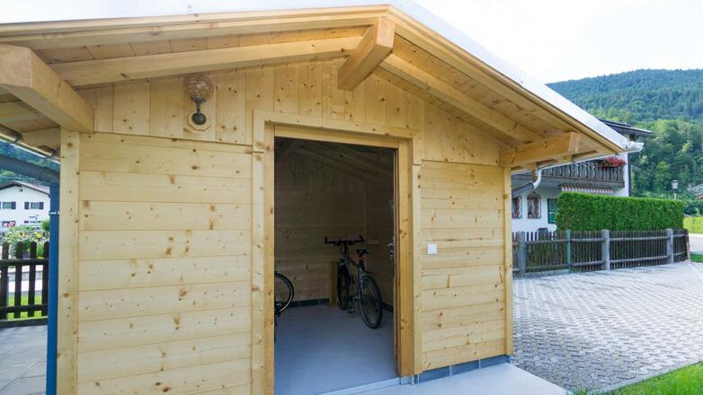 Fahrradhütte &amp; Pkw Stellplatz
