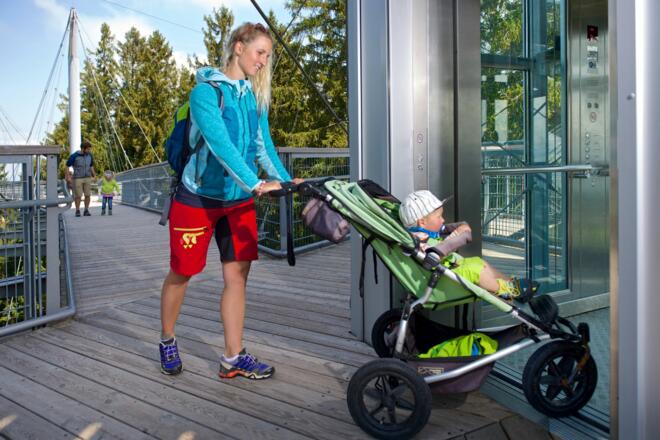 Der Skywalk ist auch mit dem Kinderwagen befahrbar