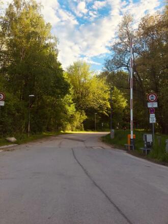 Fröttmaninger Berg: an der Schranke vorbei, den Weg hoch zum Windrad