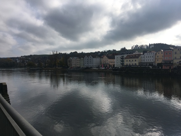 Schleifenroute - Passau Uferpromenade mit bunten Häusern