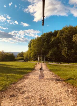 Fröttmaninger Berg: Affenschaukel mit Blick auf Allianz Arena und Windrad