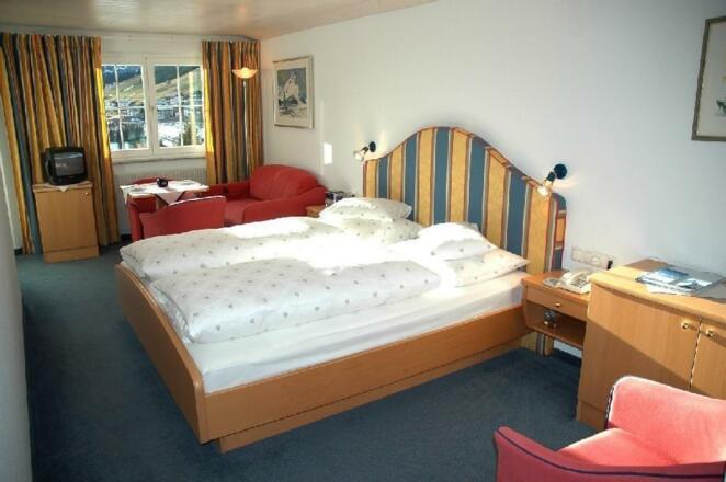 Zimmer 1 mit Balkon und Küchenzeile, Bad