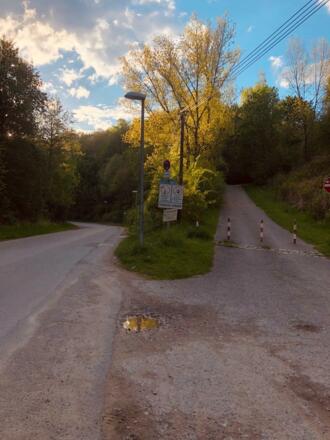 Fröttmaninger Berg: beide Wege führen nach oben, der rechte ist aber kürzer